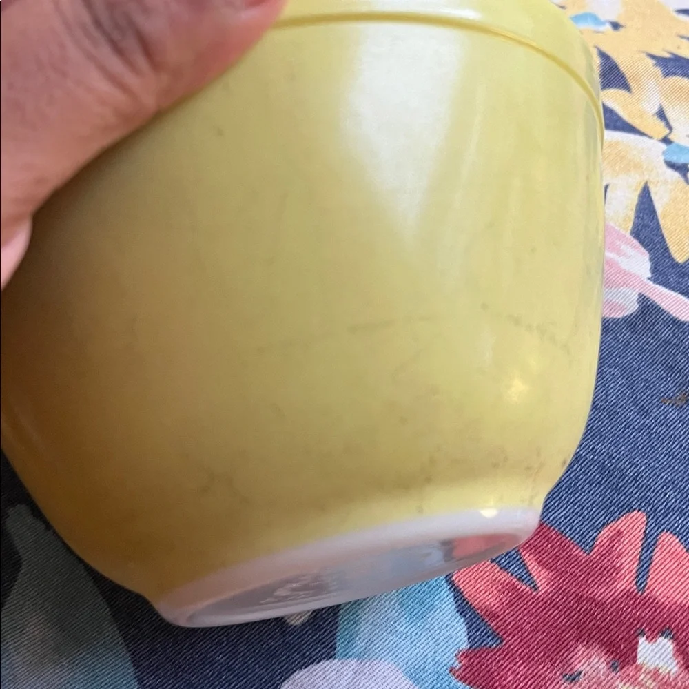 Small 1.5 pint Pyrex #401 ovenware yellow and white mixing bowl